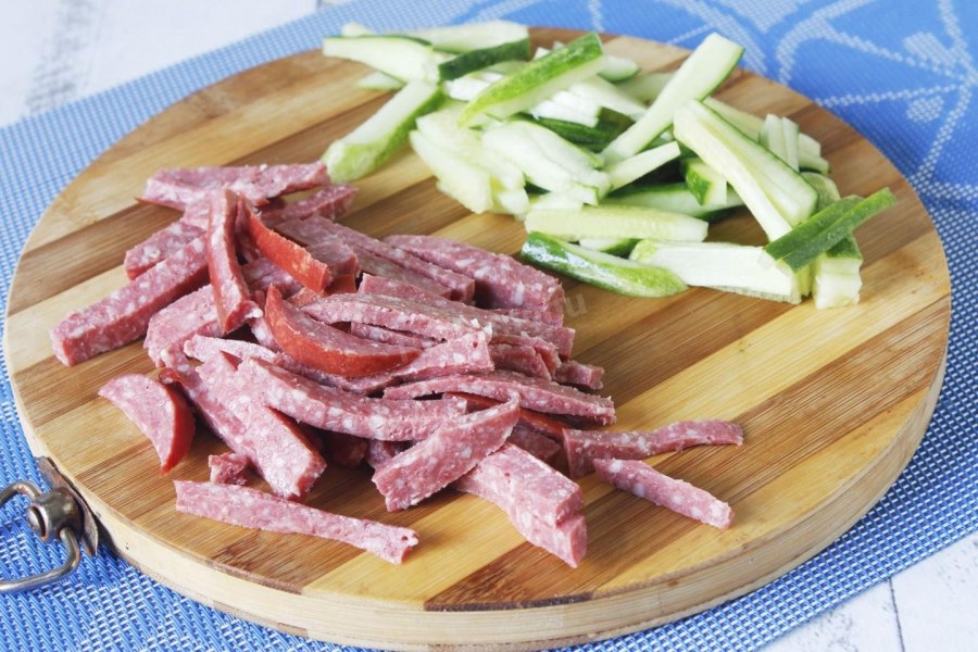 Салат с огурцом и колбасой соломкой