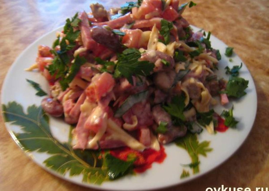Салат с сыром косичка и помидорами и сухариками