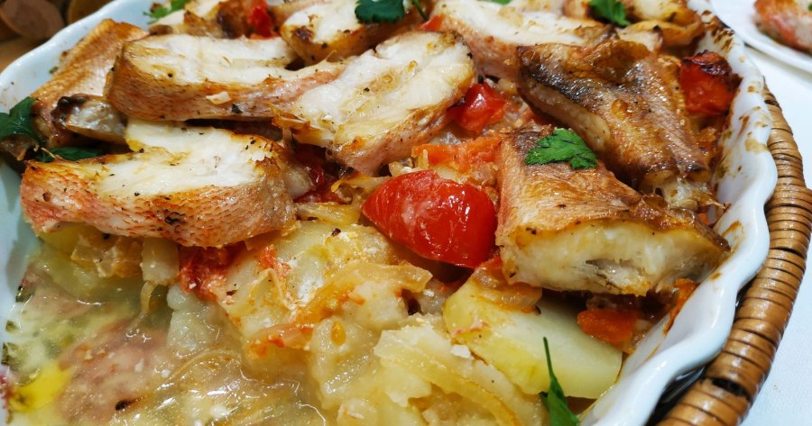 Окунь с овощами