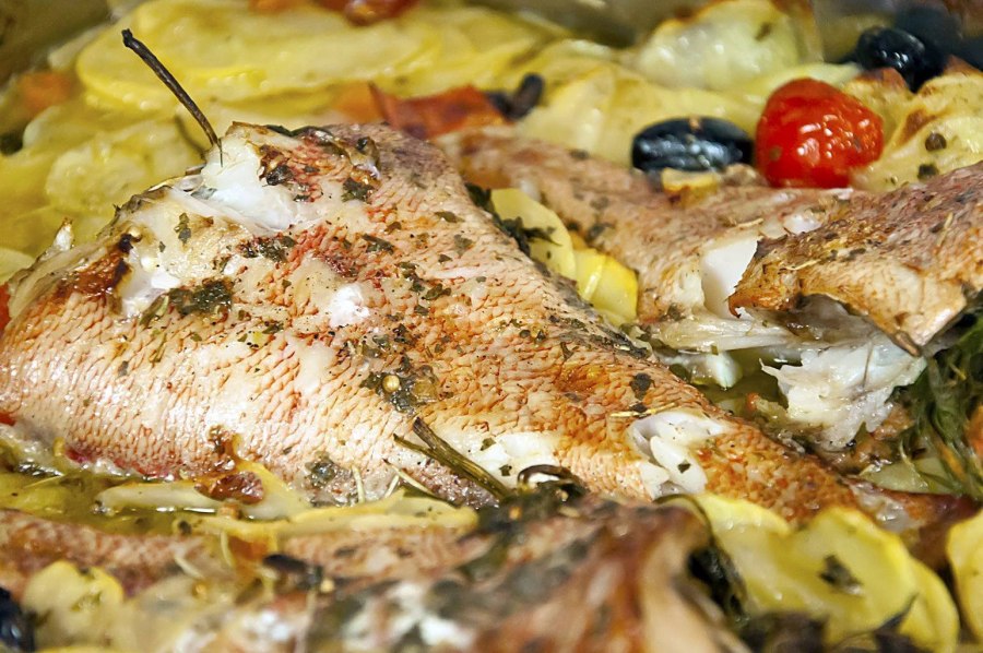 Морской окунь с картошкой в духовке