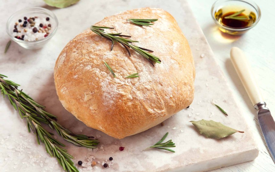 Хлеб с розмарином и чесноком
