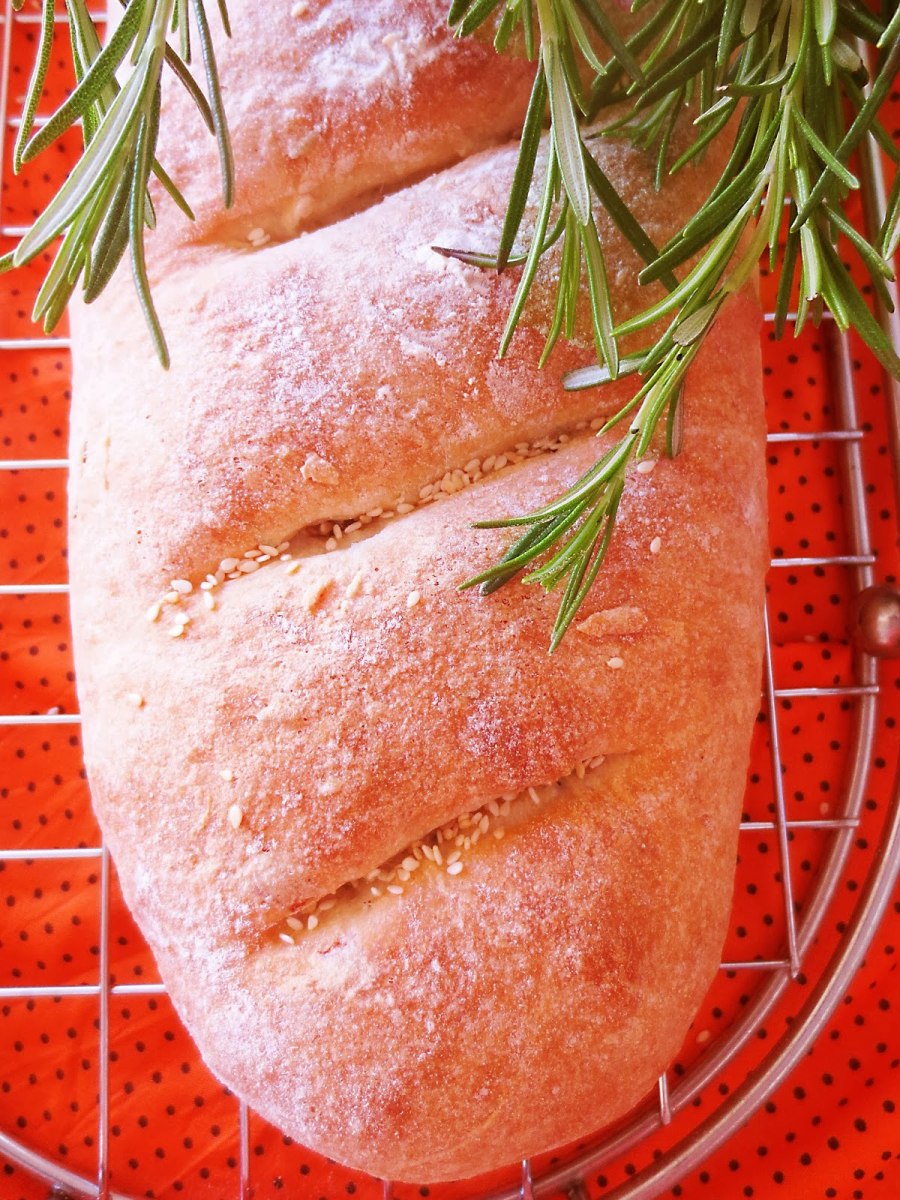 Хлеб с розмарином и чесноком