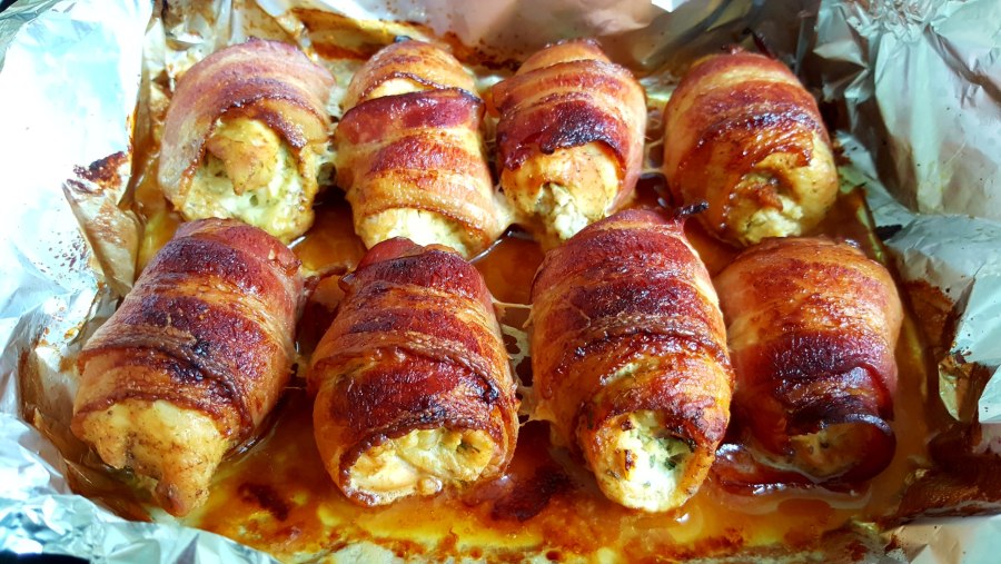 Рулетики из куриной грудки в беконе