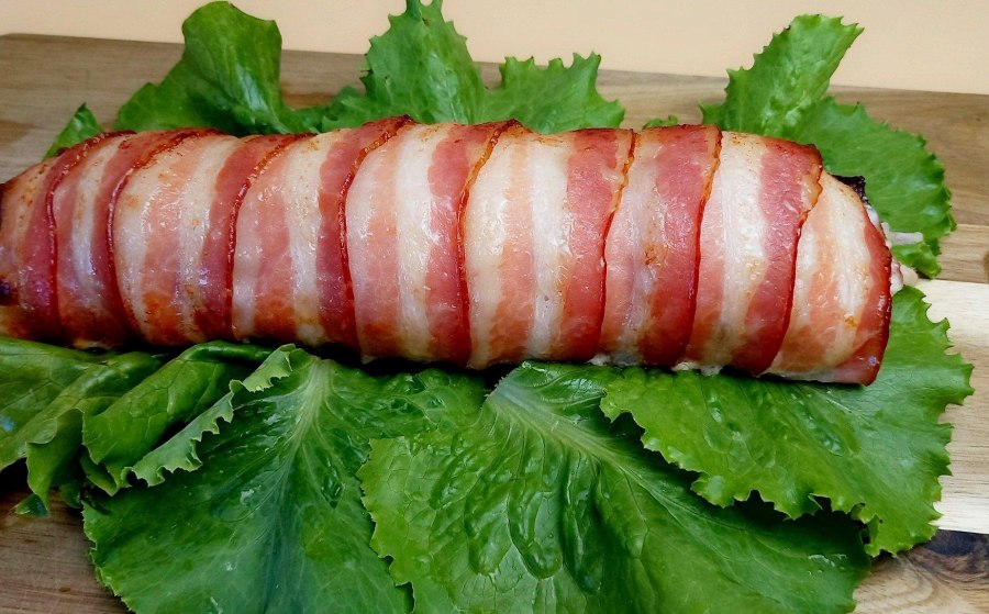 Куриные рулетики с беконом в духовке с соусом