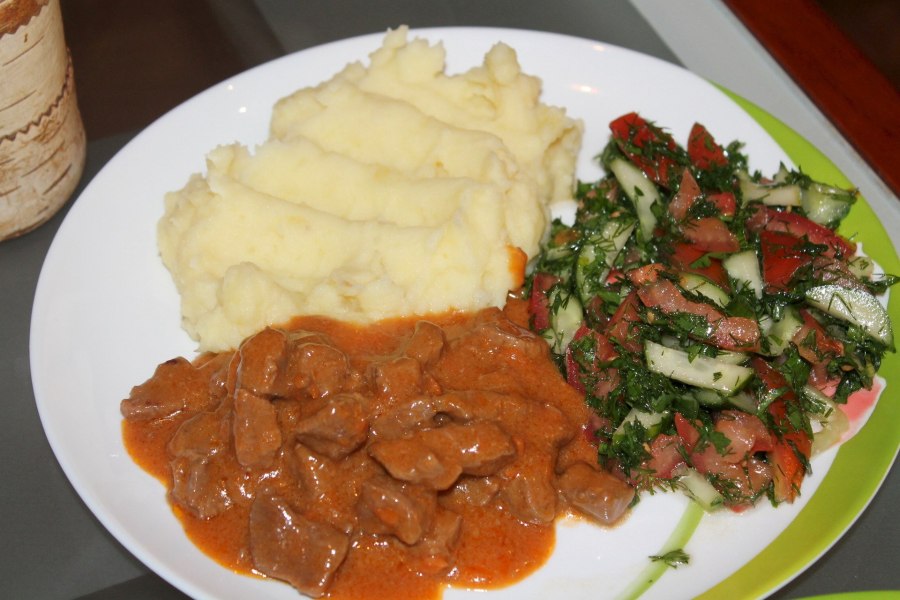 Гуляш с пюре