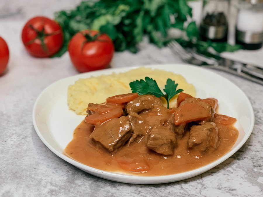 Гуляш из говядины с подливкой из говядины
