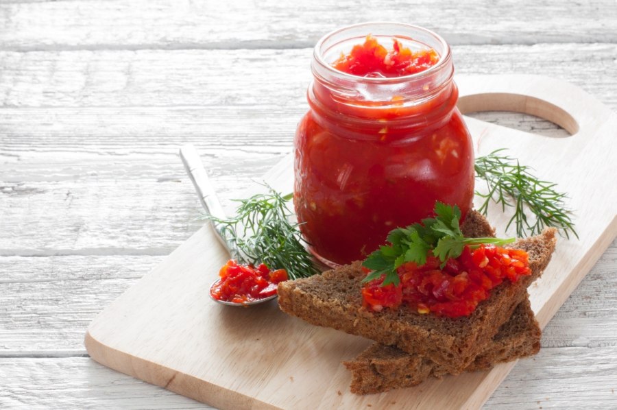 Сырая аджика с перцем и хреном