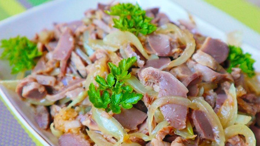 Острые куриные желудки салат
