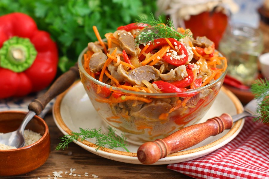 Куриные желудки с шампиньонами салат