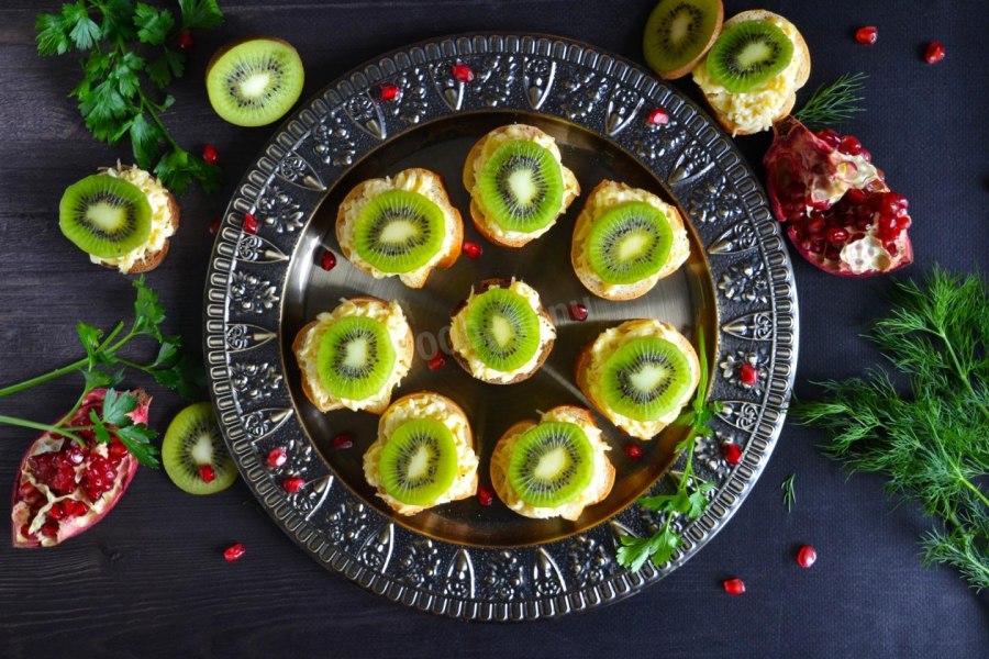 Бутерброды с киви и чесноком и сыром