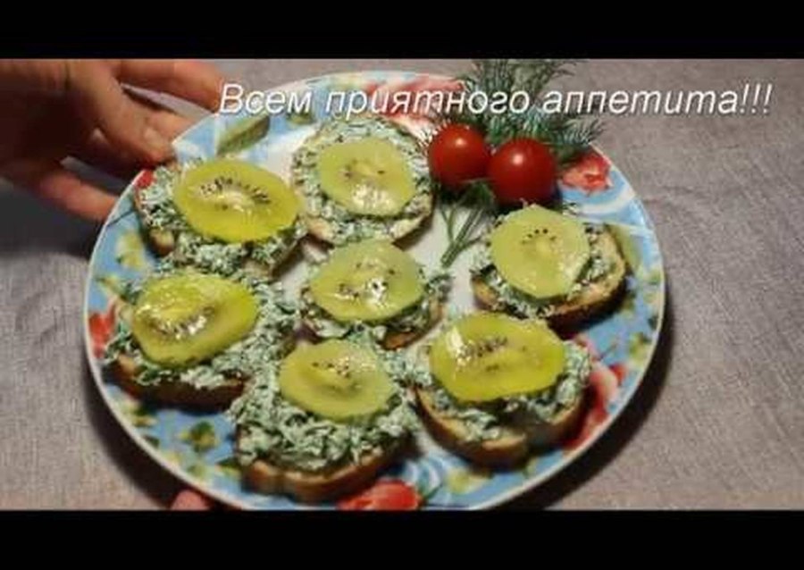 Бутерброды с киви в виде елочки