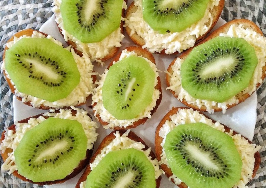 Бутерброд с киви и плавленным сыром