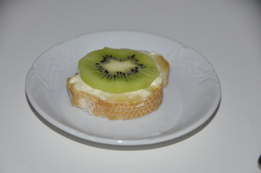 Бутерброды с крабовыми палочками и киви