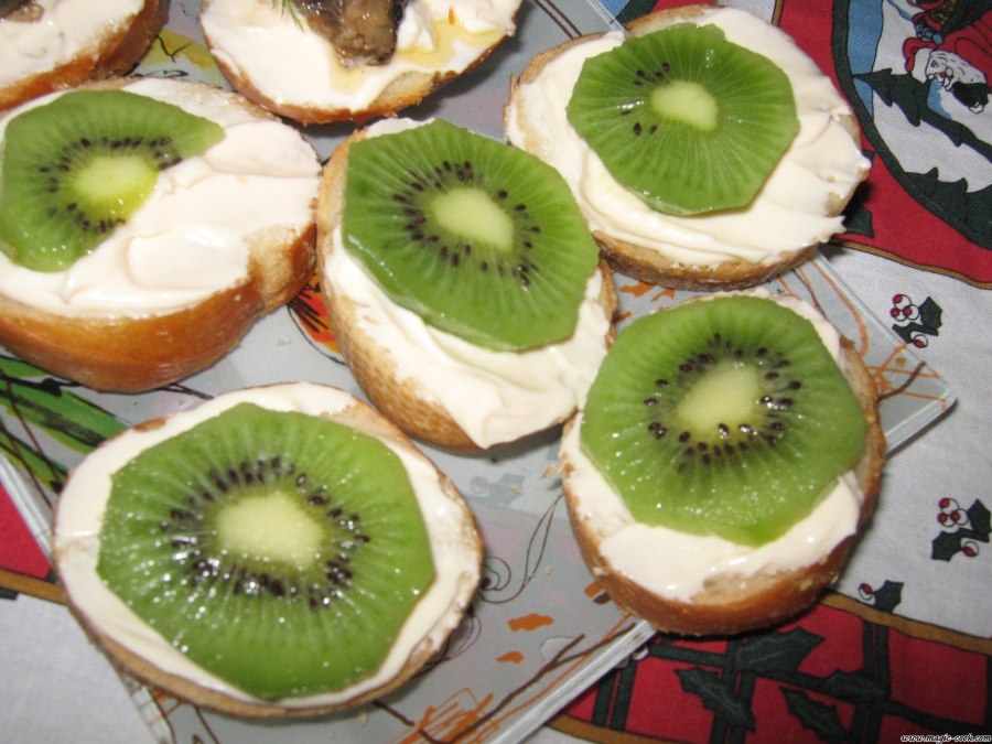 Бутерброды с киви и чесноком и сыром