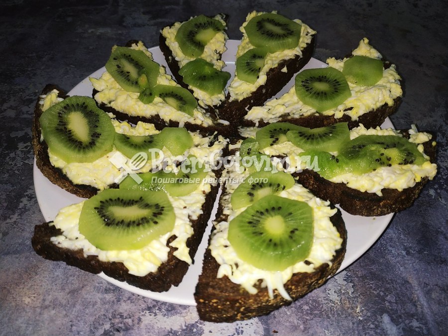 Бутерброд с киви и чесноком и майонезом