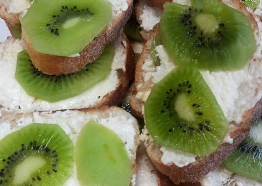 Бутерброд с киви и плавленным сыром