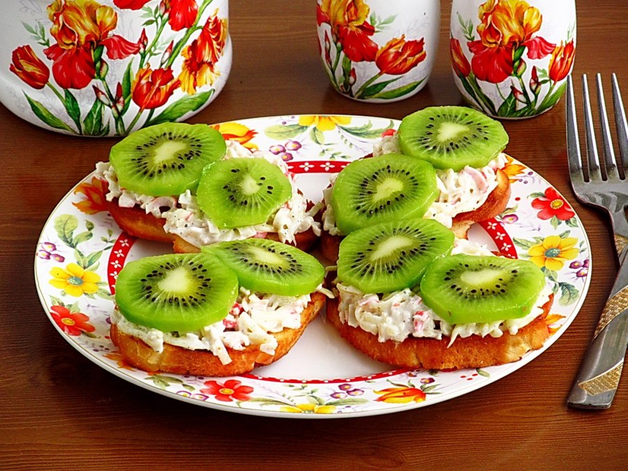 Бутеры с киви и чесноком и сыром