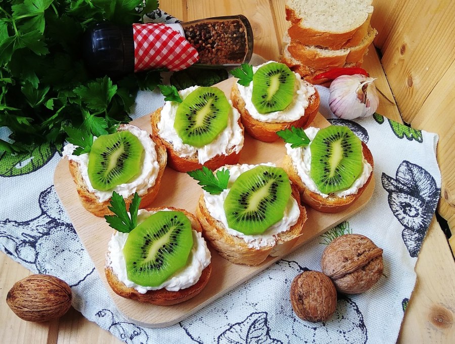 Бутерброды с киви и рыбой