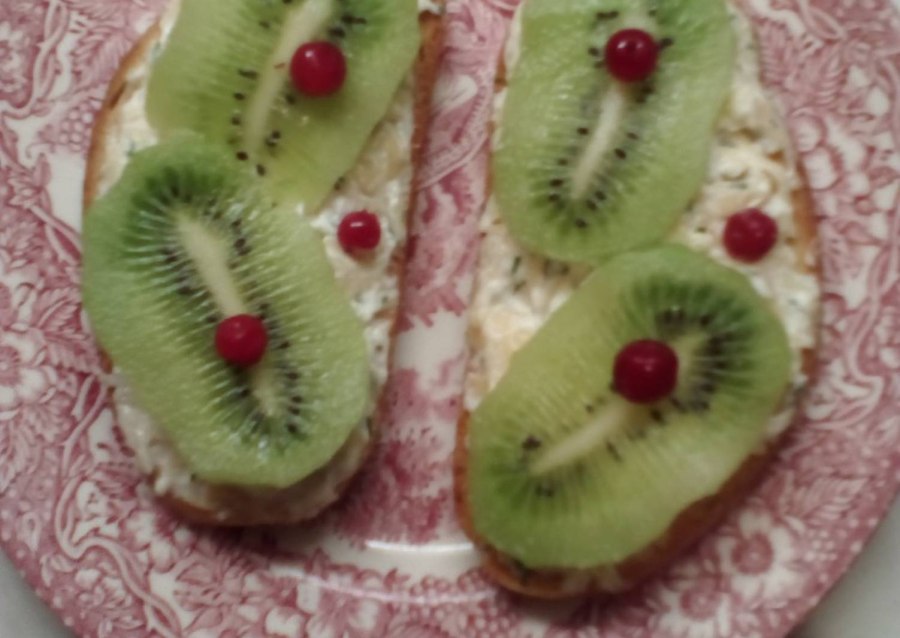 Бутерброды с красной рыбой и киви