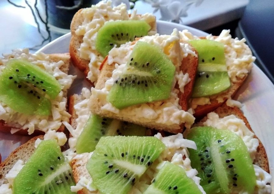 Закуска с плавленым сыром, чесноком и киви