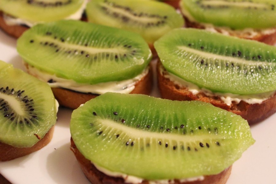 Бутеры с киви и чесноком