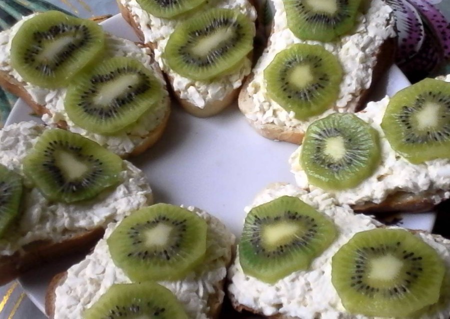 Бутерброды с плавленым сыром, чесноком и киви