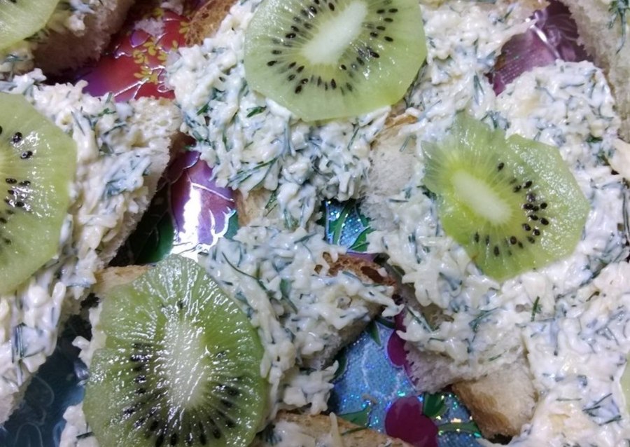 Бутерброды с киви и чесноком