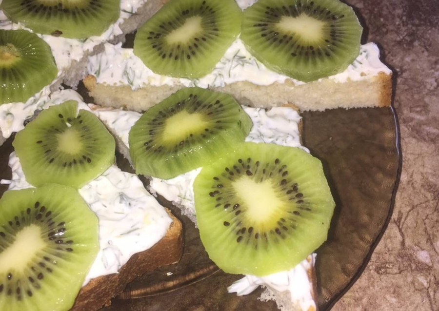 Шпроты с киви