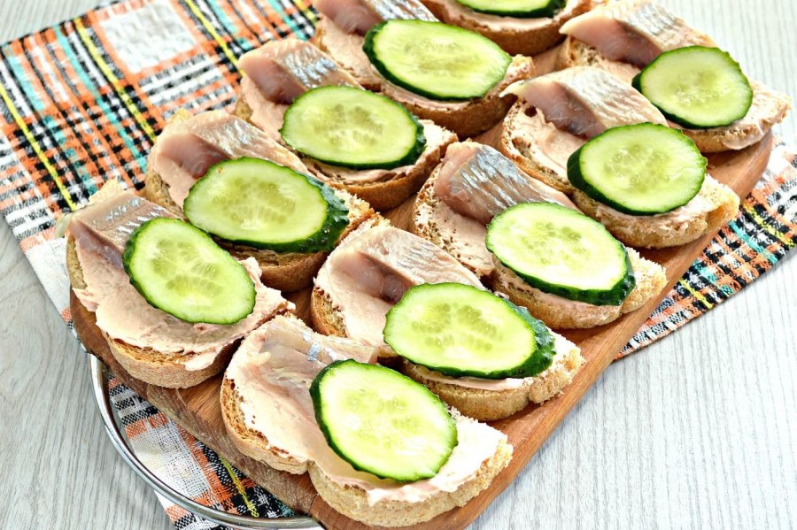 Бутерброды со шпротами и сыром и чесноком