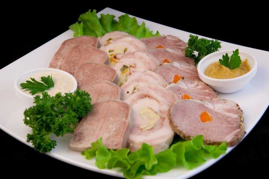 Рулет из свинины с грибами