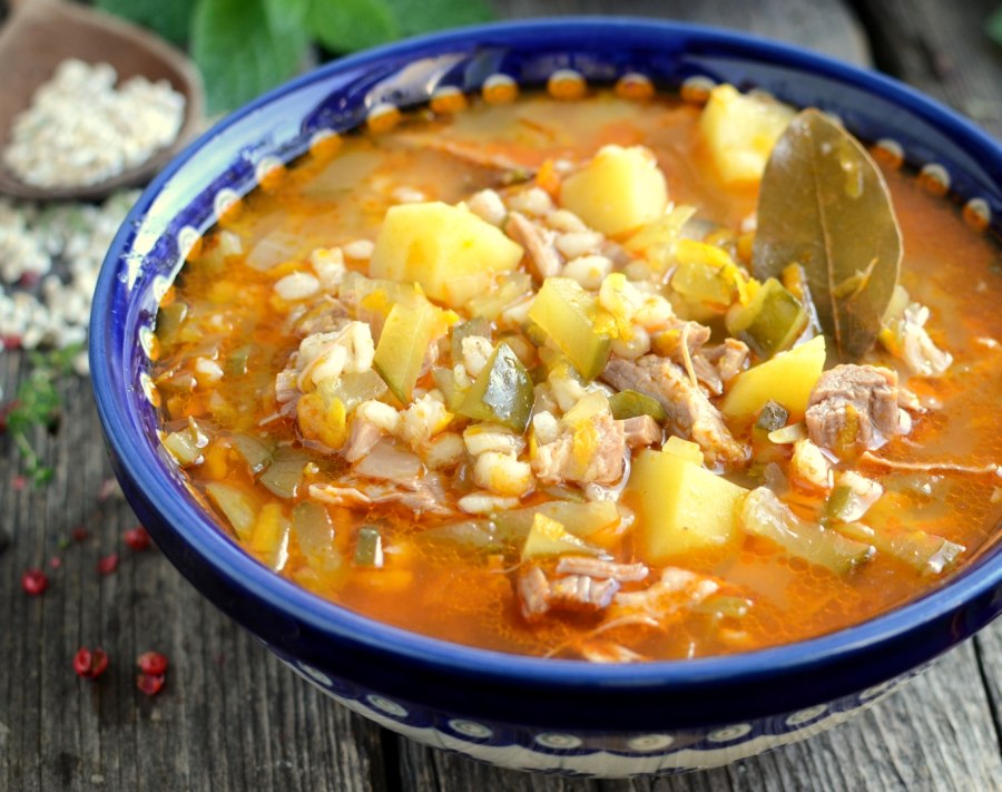 Суп рассольник с перловкой и солеными огурцами