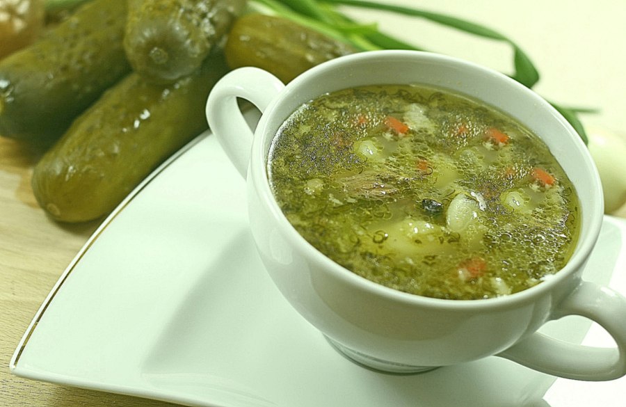 Ленинградский рассольник с перловкой и солеными огурцами