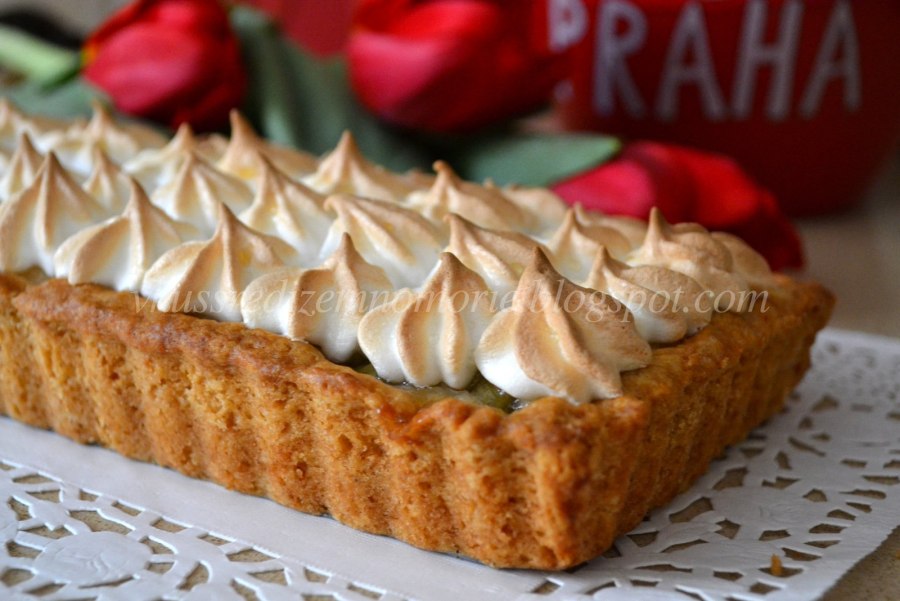 Песочный пирог с яблоками и безе