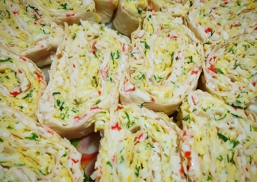 Рулет из лаваша с крабовыми палочками и яйцом