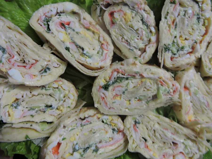 Рулет из лаваша с крабовыми палочками и яйцом