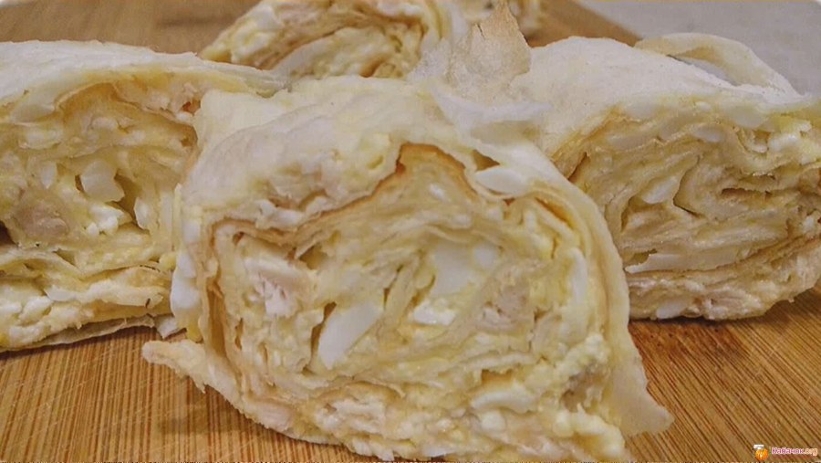 Рулет из лаваша с яйцом и сыром