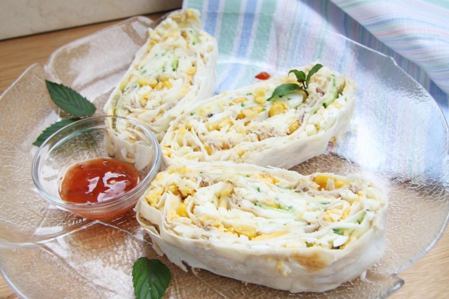 Рулет из лаваша с тунцом и яйцом