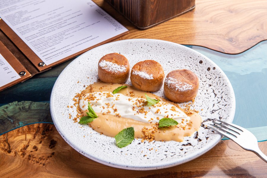 Сырники на белом фоне