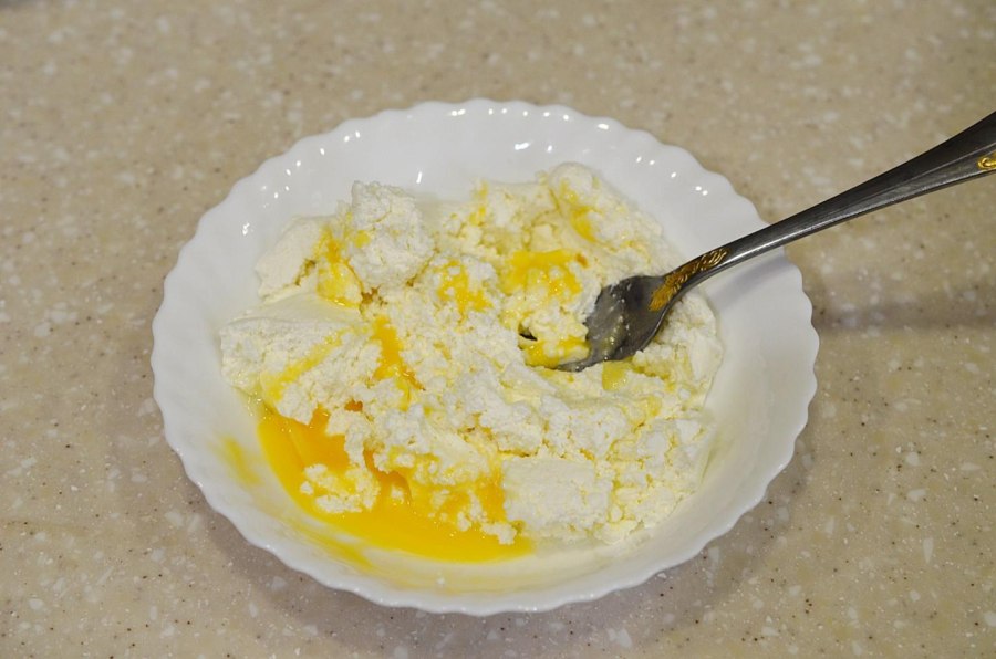 Что лучше в сырники желток или белок добавлять