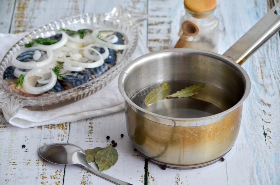 Скумбрия в чайной заварке и луковой