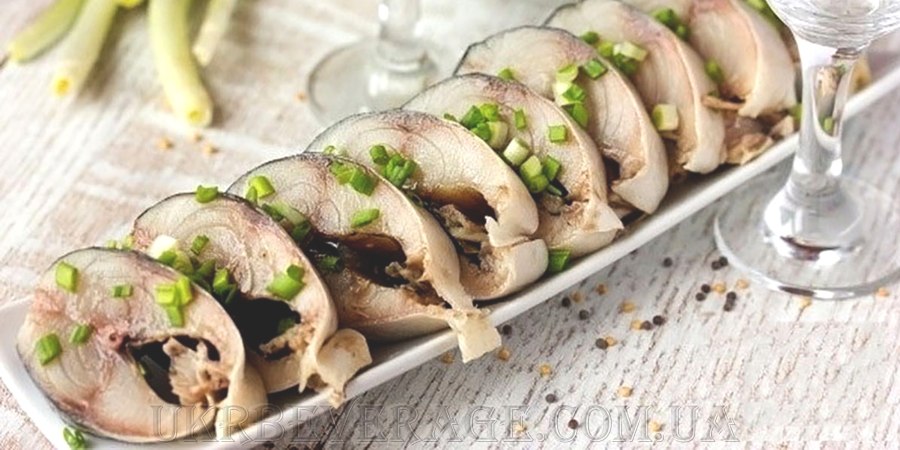Маринованная скумбрия целиком
