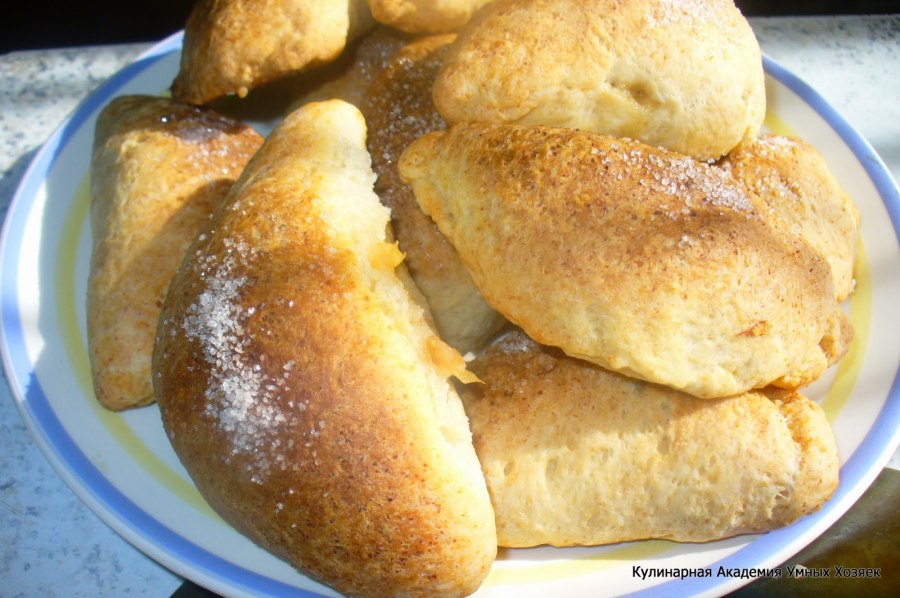 Пирожки с яблоком лучше выпекать на пергаментной бумаге