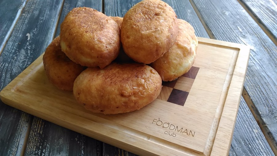 Пиpoг из твopoжнoгo тecтa c яблoкaми.