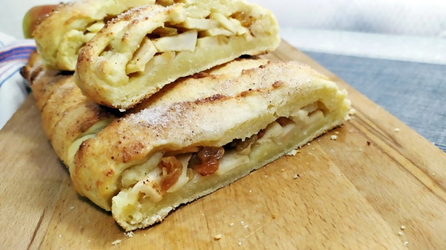 Пирожки из слоёного теста с яблоками