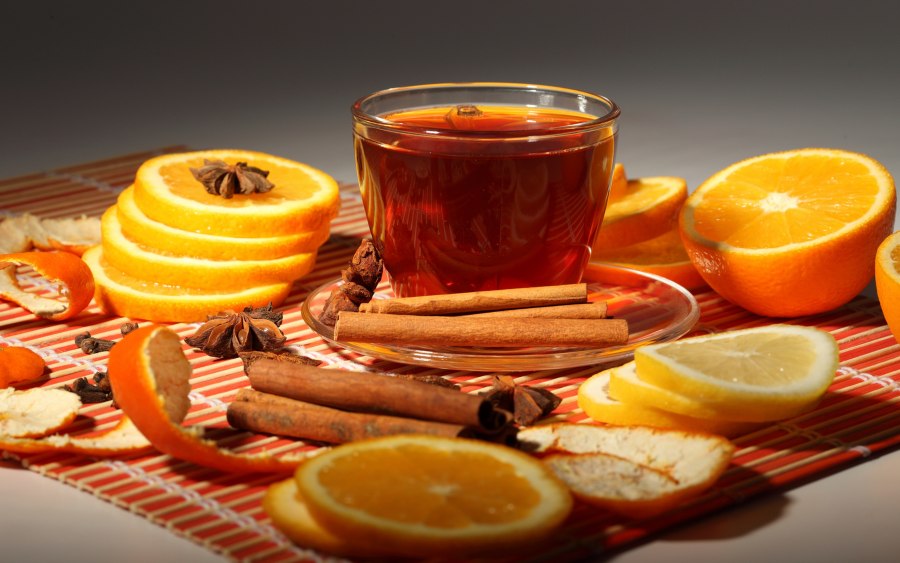 Стеклянный чайник с лимоном и мятом