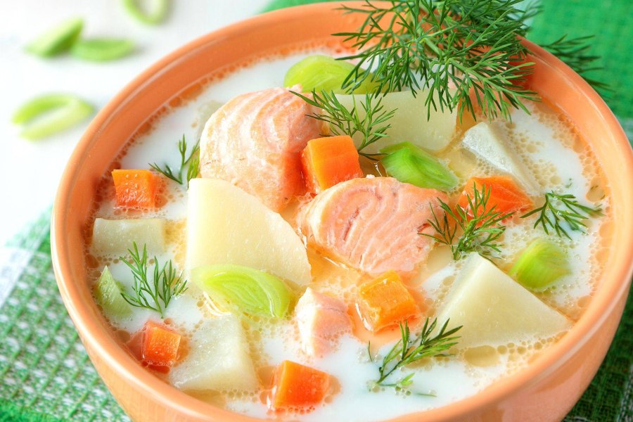 Сливочный суп с красной рыбой и сливочным сыром
