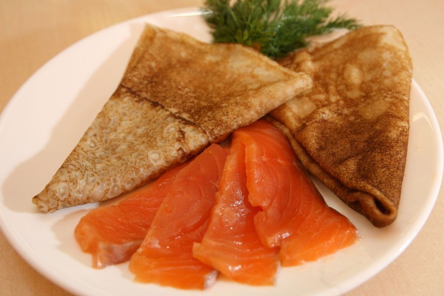 Блинчики с яблоком и корицей вид сверху