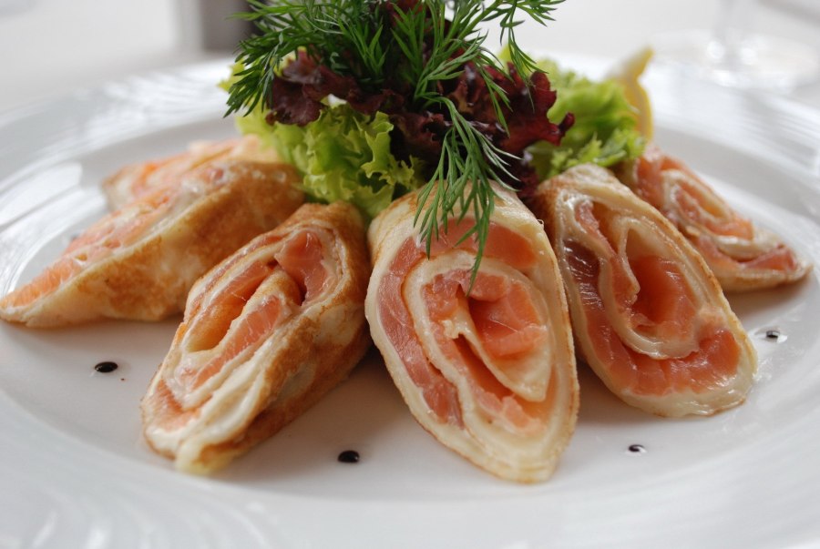 Блины фаршированные рыбой красной