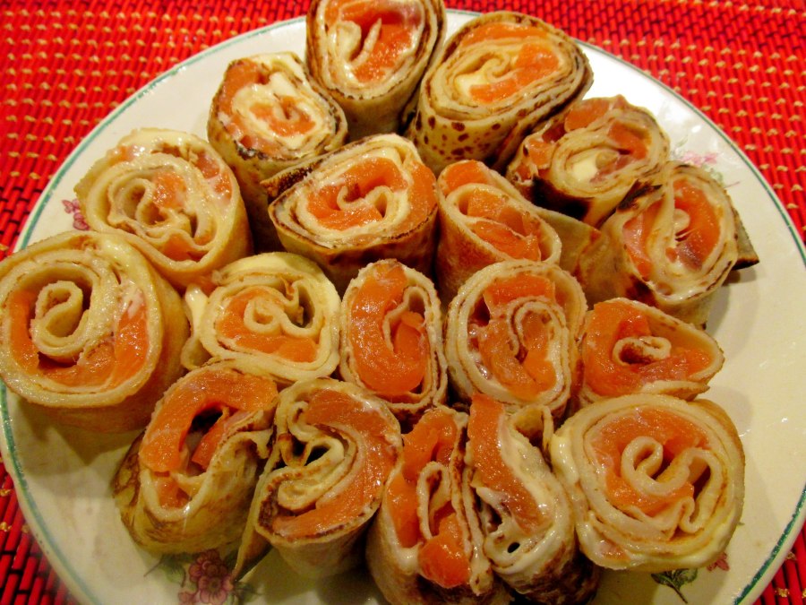 Блинные роллы с семгой