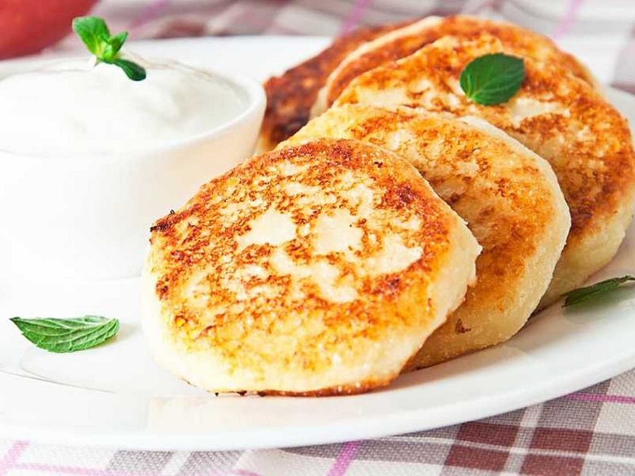 Сырники на белом фоне
